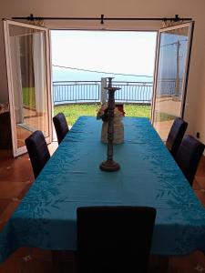 阿科达卡列塔The Artist House的一张桌子、一张蓝色的桌布和椅子,享有美景