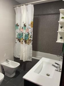 穆罕默迪耶Nice Appartement La Siesta Beach Resort的一间带水槽和淋浴帘的浴室