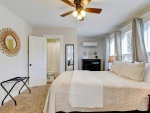 温泉城Cedar Blossom Bungalow is a cozy getaway with a 5 minute walk to downtown!的一间卧室配有一张床和吊扇