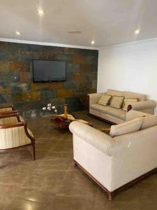 昆卡Departamento entero sector Oro Verde的带沙发和平面电视的客厅