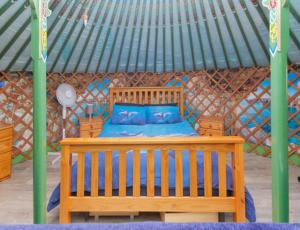 TurriffColourful Mongolian Yurt enjoy a new experience的凉亭内的木床,