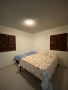 瓜拉米兰加Casa de Serra Guaramiranga的一间卧室配有一张带桌子的床