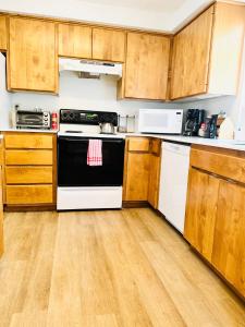 科瓦利斯Urban Farmhouse- KING bed!的厨房配有木制橱柜和黑白烤箱。