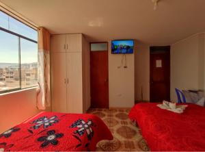 卡哈马卡Hotel San Francisco的一间卧室设有红色的床和大窗户