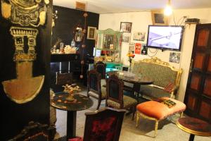 阿雷基帕Il Riposo的客厅配有桌椅和电视。