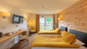 基德明斯特Shenstone Lodge的酒店客房设有两张床和盥洗盆