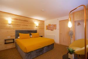 基德明斯特Shenstone Lodge的一间卧室配有一张带黄色枕头的床