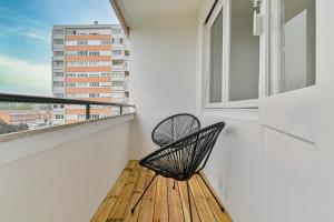 巴涅奥莱CityStay full brand new appartement 3 bedrooms 5min to Paris的阳台的长凳,享有建筑的景色