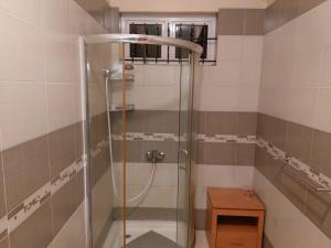 格兰贝伊Summersun Residence的带淋浴的浴室和玻璃门