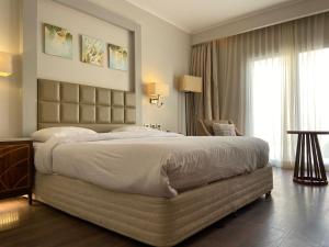 沙姆沙伊赫Hotel studio的一间卧室设有一张大床和一个大窗户