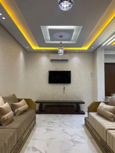 纳祖尔Selouane的客厅配有2张沙发和1台平面电视