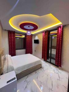 纳祖尔Selouane的一间铺有大理石地板的卧室,配有一张床