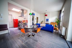 根特Casa Mina - Dok Noord Ghent的客厅配有桌椅