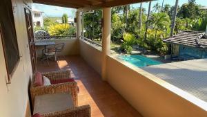 南迪Luxury in Wailoaloa的享有游泳池景致的阳台