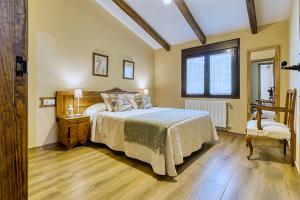 埃尔托尔诺Apartamentos rurales Alameda del Jerte的一间卧室设有一张床和一个窗口