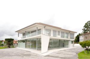 蓬德利马Sun House - Alojamento Local - Ponte de Lima的一座大型白色建筑,设有玻璃窗