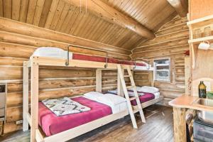 索尔多特纳Pink Salmon的小木屋卧室内的两张双层床
