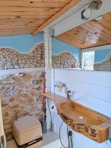 穆泰尔岛Paradise kosirina的一个小房子里的浴室,配有水槽