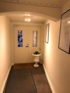 赫尔辛堡Lilla Drottninggatan Apartment Hotel的走廊上设有门,里面设有厕所