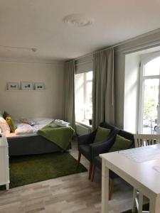 赫尔辛堡Lilla Drottninggatan Apartment Hotel的一间卧室配有一张床、一张沙发和一张桌子