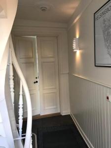 赫尔辛堡Lilla Drottninggatan Apartment Hotel的白色门和白色楼梯间