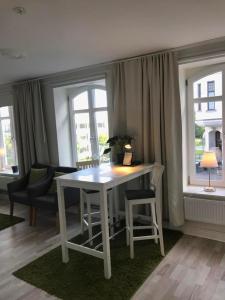 赫尔辛堡Lilla Drottninggatan Apartment Hotel的窗户客房内的白色桌椅
