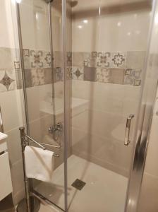 布拉干萨Recanto da Encosta - T2的浴室里设有玻璃门淋浴