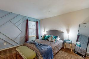 FruitlandThe Garrison Getaway的一间卧室设有一张床和一个窗口
