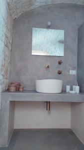 洛科罗通多Scardino Trulli的台面上带白色水槽的浴室