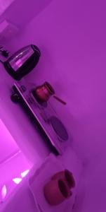 Qarārشاليهات ليله الدرب的一间紫色灯和卫生间的房间