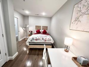 费城307 Kyoto style 1BDR Apt in center city的一间卧室配有一张带红色枕头的床