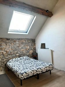 杜柏Guesthouse Le petit chapeau的一间卧室配有一张床和天窗