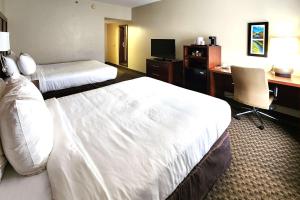 波科诺山芒特波科诺康福特套房旅馆的酒店客房配有两张床和一张书桌