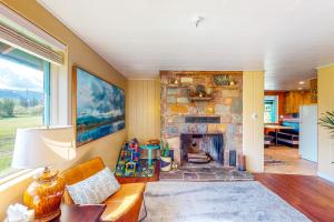 桑德波因特Daylily Cottage的客厅设有壁炉和沙发。