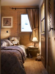 里雾诗CGH哈默布朗公寓酒店的一间卧室配有一张床、一个窗口和一张书桌