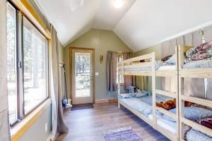 CrescentBig Pine Retreat的房屋内带双层床的房间