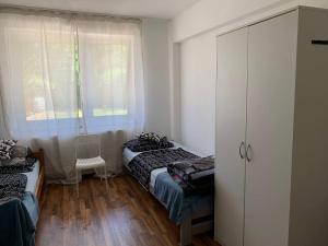 科隆2 Zimmer Wohnung 1min Messe Köln的一间卧室设有两张床和窗户。