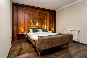 贝尔格莱德French House的一间卧室设有一张大床和木墙