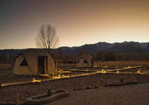 乌斯帕亚塔Cinco Cumbres的两顶帐篷位于山地的田野中