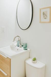 纳拉马塔Naramata Courtyard Suites的浴室设有盥洗盆和卫生间上方的镜子