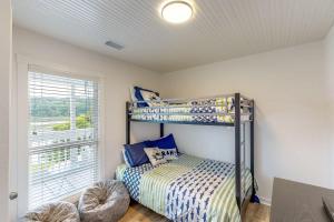 OnalaskaEdgewater Way的一间卧室配有双层床和窗户。