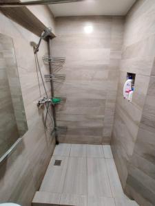 马尼拉Monalisa Gilmore Tower的一间铺有瓷砖地板的带淋浴的浴室