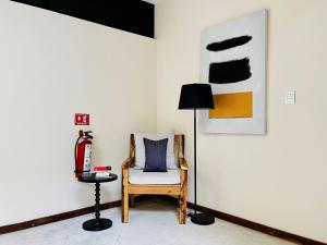图卢姆Unaluna by Rotamundos的客厅配有椅子和灯