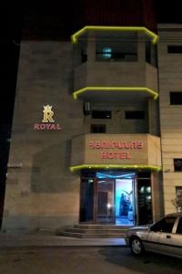 埃里温Royal Plus Hotel的前面有停车场的酒店