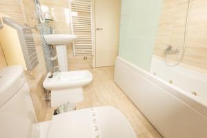 托雷拉韦加蒙特多不拉酒店的浴室配有盥洗盆、卫生间和浴缸。