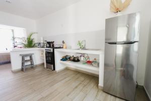 萨尤利塔Casa Fenix的带冰箱的厨房和木地板