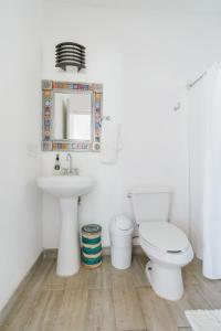 萨尤利塔Casa Fenix的白色的浴室设有卫生间和水槽。