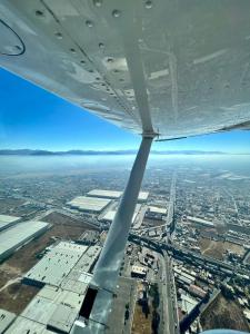 托卢卡Tour en avión privado para celebrar fechas memorables como compromisos matrimoniales, declaración de amor, cumpleaños, aniversarios的从飞机翼楼看