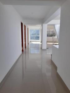 卢那欢纳Casa de Campo Las Tujas的白色的走廊,设有白色的墙壁和大窗户