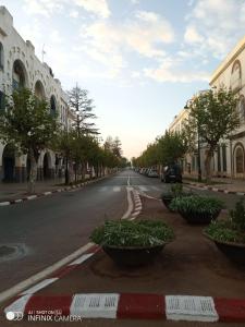 拉腊什La Maison Haute Larache Morocco的一座树木和建筑林立的空街